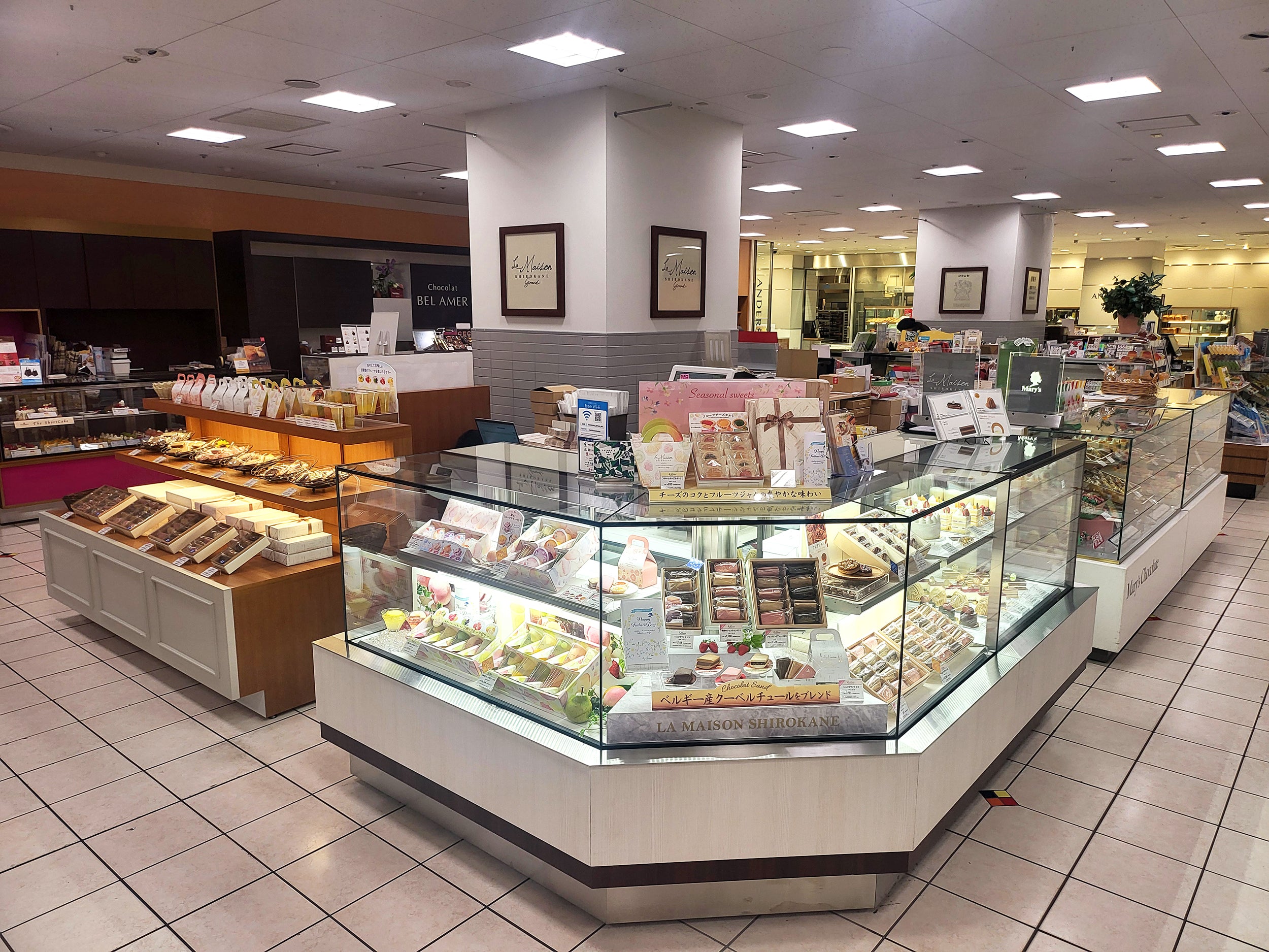 たくさんのスイーツをご用意する「ラ・メゾン白金グラン 伊勢丹立川店